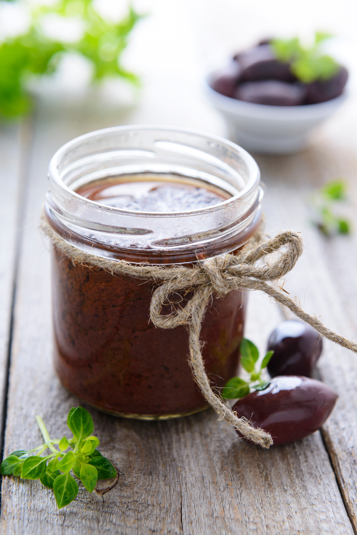 Pasta de azeitonas, ou tapenade, é uma pasta saborosa feita de azeitonas, alho, azeite , opcionalmente, ervas e temperos. Pode ser usada como acompanhamento para pães, torradas, biscoitos, recheio para sanduíches ou molho para ou molho para massas.
